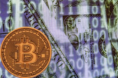 cyripto para madenciliği. dolar ve matris kodları arka plan ile fiziksel Bitcoin sikke yakın