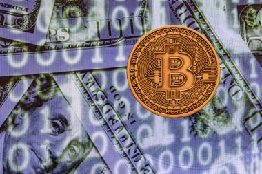 cyripto para madenciliği. dolar ve matris kodları arka plan ile fiziksel Bitcoin sikke yakın