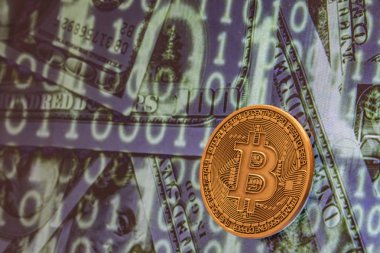 cyripto para madenciliği. dolar ve matris kodları arka plan ile fiziksel Bitcoin sikke yakın