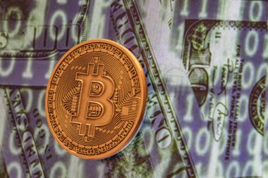 cyripto para madenciliği. dolar ve matris kodları arka plan ile fiziksel Bitcoin sikke yakın