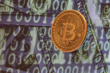 cyripto para madenciliği. dolar ve matris kodları arka plan ile fiziksel Bitcoin sikke yakın