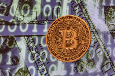 cyripto para madenciliği. dolar ve matris kodları arka plan ile fiziksel Bitcoin sikke yakın