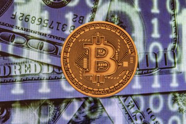 cyripto para madenciliği. dolar ve matris kodları arka plan ile fiziksel Bitcoin sikke yakın