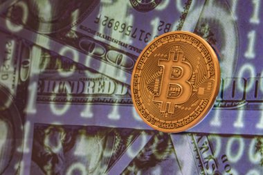 cyripto para madenciliği. dolar ve matris kodları arka plan ile fiziksel Bitcoin sikke yakın