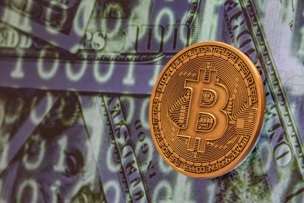 cyripto para madenciliği. dolar ve matris kodları arka plan ile fiziksel Bitcoin sikke yakın