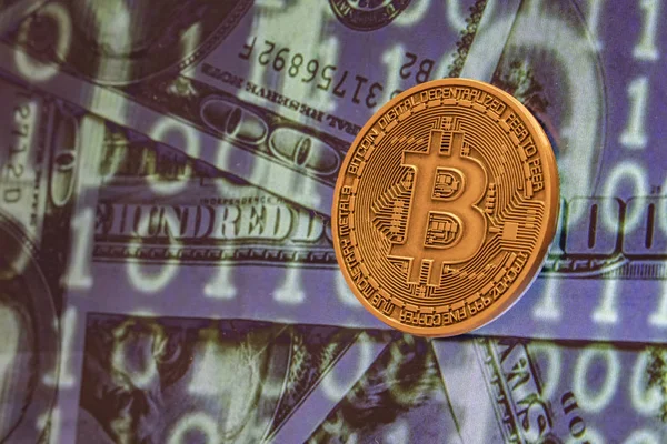 cyripto para madenciliği. dolar ve matris kodları arka plan ile fiziksel Bitcoin sikke yakın