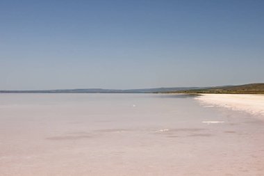 Tuz Gölü,Ankara; Türkiye-28 Mayıs 2019.Tuz Gölü Türkiye'nin ikinci büyük gölü ve dünyanın en büyük hipersaline göllerinden biridir. Yaz sezonunda Tuz Gölü'nden manzara .