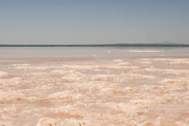 Tuz Gölü,Ankara; Türkiye-28 Mayıs 2019.Tuz Gölü Türkiye'nin ikinci büyük gölü ve dünyanın en büyük hipersaline göllerinden biridir. Yaz sezonunda Tuz Gölü'nden manzara .