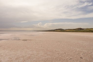 Tuz Gölü,Ankara; Türkiye-28 Mayıs 2019.Tuz Gölü Türkiye'nin ikinci büyük gölü ve dünyanın en büyük hipersaline göllerinden biridir. Yaz sezonunda Tuz Gölü'nden manzara .