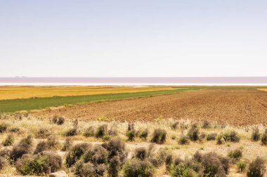 Tuz Gölü,Ankara; Türkiye-28 Mayıs 2019.Tuz Gölü Türkiye'nin ikinci büyük gölü ve dünyanın en büyük hipersaline göllerinden biridir. Yaz sezonunda Tuz Gölü'nden manzara .