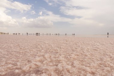 Tuz Gölü,Ankara; Türkiye-28 Mayıs 2019.Tuz Gölü Türkiye'nin ikinci büyük gölü ve dünyanın en büyük hipersaline göllerinden biridir. Yaz sezonunda Tuz Gölü'nden manzara .