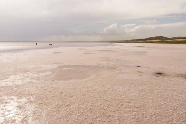 Tuz Gölü,Ankara; Türkiye-28 Mayıs 2019.Tuz Gölü Türkiye'nin ikinci büyük gölü ve dünyanın en büyük hipersaline göllerinden biridir. Yaz sezonunda Tuz Gölü'nden manzara .