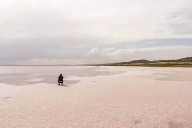 Tuz Gölü,Ankara; Türkiye-28 Mayıs 2019.Tuz Gölü Türkiye'nin ikinci büyük gölü ve dünyanın en büyük hipersaline göllerinden biridir. Yaz sezonunda Tuz Gölü'nden manzara .