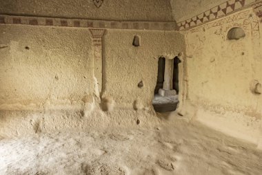 Göreme,Nevşehir-29 Mayıs 2019.Göreme ile Ortahisar arasındaki yarı yolda Kapadokya'nın en büyüleyici kaya kiliselerinden biri saklanıyor. Simetrik Kilisesi'nden görünümler. türkçe'de aynalı kilise olarak adlandırılır.