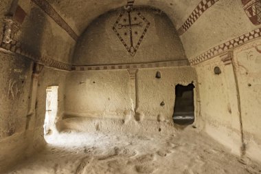 Göreme,Nevşehir-29 Mayıs 2019.Göreme ile Ortahisar arasındaki yarı yolda Kapadokya'nın en büyüleyici kaya kiliselerinden biri saklanıyor. Simetrik Kilisesi'nden görünümler. türkçe'de aynalı kilise olarak adlandırılır.