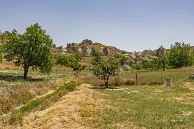 Göreme,Nevşehir-29 Mayıs 2019.Göreme ile Ortahisar arasındaki yarı yolda Kapadokya'nın en büyüleyici kaya kiliselerinden biri saklanıyor. Simetrik Kilisesi'nden görünümler. türkçe'de aynalı kilise olarak adlandırılır.
