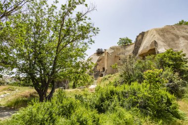 Göreme,Nevşehir-29 Mayıs 2019.Göreme ile Ortahisar arasındaki yarı yolda Kapadokya'nın en büyüleyici kaya kiliselerinden biri saklanıyor. Simetrik Kilisesi'nden görünümler. türkçe'de aynalı kilise olarak adlandırılır.