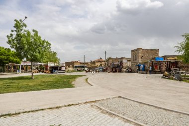 kaymaklı,nevşehir,türkiye-29 Mayıs 2019. kaymaklı Nevşehir'in turistik kentidir. Kaymaklı'da yer alan yeraltı ciysleri. Kaymaklı'da eski binalarla genel şehir manzarası.