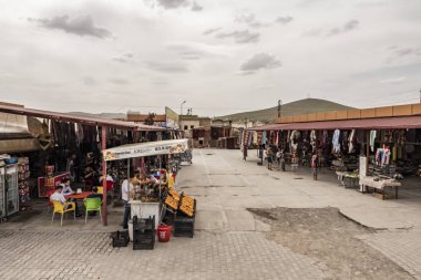 kaymaklı,nevşehir,türkiye-29 Mayıs 2019. kaymaklı Nevşehir'in turistik kentidir. Kaymaklı'da yer alan yeraltı ciysleri. Turistik çarşı ile Kaymaklı'da genel şehir manzarası.