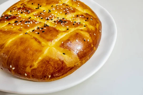 Fechar Pão Ramadã Turco Pão Pita Prato Branco Com Gergelim — Fotografia de Stock