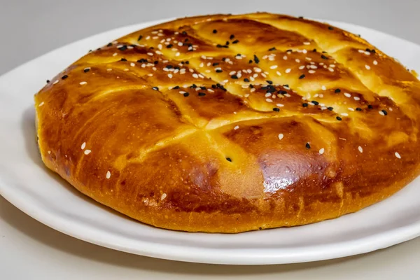 Türkisches Ramadanbrot Aus Nächster Nähe Fladenbrot Auf Weißem Teller Mit — Stockfoto