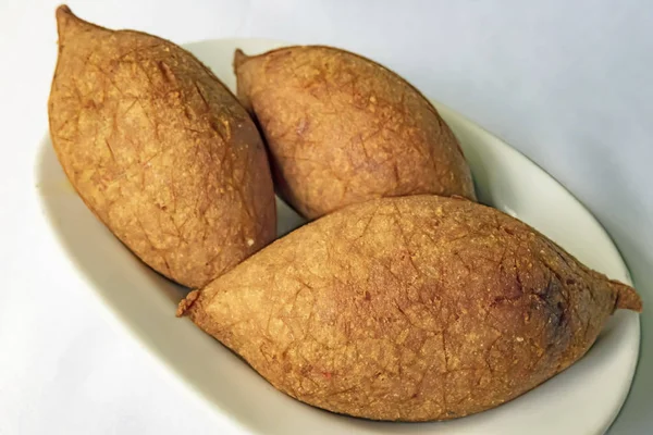 Close Listo Para Comer Albóndigas Rellenas Turcas Plato Blanco —  Fotos de Stock