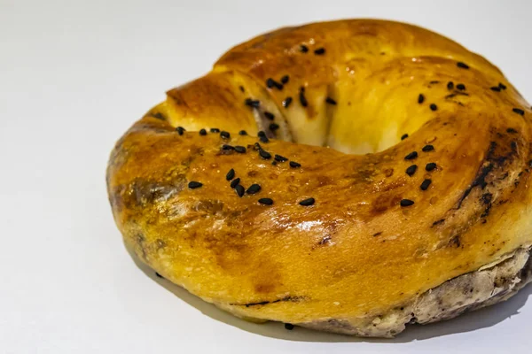 Close Suave Turco Bagel Acma Com Azeitonas Sementes Pretas Fundo — Fotografia de Stock