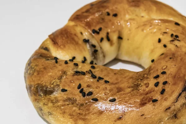 Close Zachte Turkse Bagel Acma Met Olijven Zwarte Zaden Witte — Stockfoto