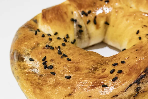 Close Zachte Turkse Bagel Acma Met Olijven Zwarte Zaden Witte — Stockfoto