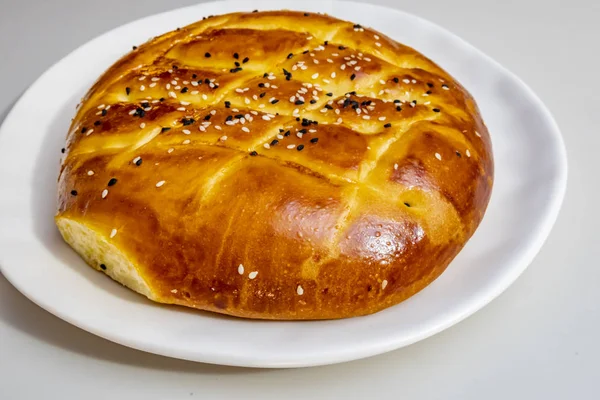 Türkisches Ramadanbrot Aus Nächster Nähe Fladenbrot Auf Weißem Teller Mit — Stockfoto