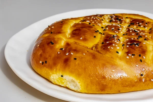 Türkisches Ramadanbrot Aus Nächster Nähe Fladenbrot Auf Weißem Teller Mit — Stockfoto