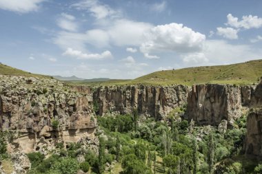Ihlara,Aksaray,Türkiye-30 Mayıs 2019.Ihlara Vadisi (Peristrema Manastırı) veya Ihlara Geçidi, Türkiye'nin yürüyüş gezileri için en ünlü vadisidir. Ihlara Vadisi'nden yeşil doğa manzarası
