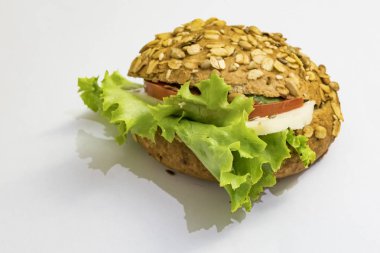 beyaz arka plan üzerinde peynir, domates ve yeşil marul ile sandviç yemek için hazır yakın