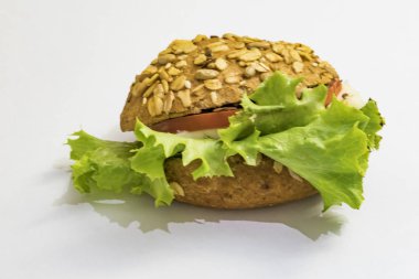 beyaz arka plan üzerinde peynir, domates ve yeşil marul ile sandviç yemek için hazır yakın