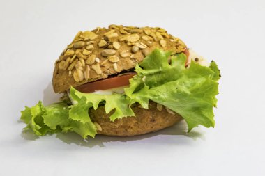 beyaz arka plan üzerinde peynir, domates ve yeşil marul ile sandviç yemek için hazır yakın