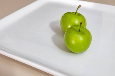 beyaz plaka yeşil erik kadar yakın