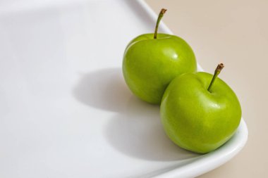 beyaz plaka yeşil erik kadar yakın