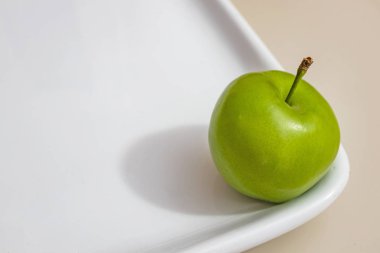 beyaz plaka yeşil erik kadar yakın