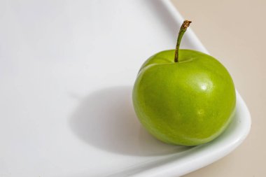 beyaz plaka yeşil erik kadar yakın