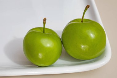 beyaz plaka yeşil erik kadar yakın