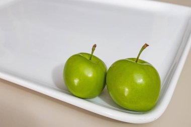 beyaz plaka yeşil erik kadar yakın