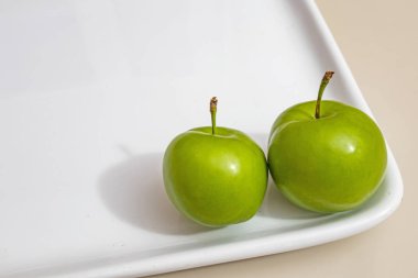 beyaz plaka yeşil erik kadar yakın