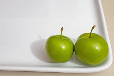 beyaz plaka yeşil erik kadar yakın