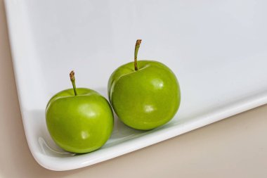 beyaz plaka yeşil erik kadar yakın