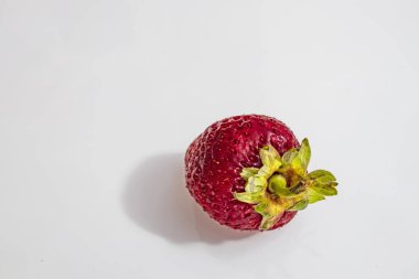 beyaz plaka yaprak ile fress çilek yakın