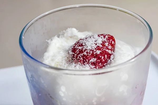 Close Ready Eat Whipping Cream Strawberry Fruit Glass Bowl — Stok Foto