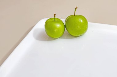 beyaz plaka yeşil erik kadar yakın