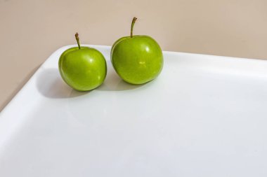 beyaz plaka yeşil erik kadar yakın