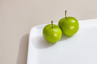 beyaz plaka yeşil erik kadar yakın