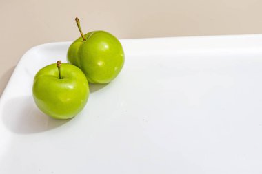 beyaz plaka yeşil erik kadar yakın